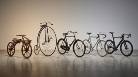 Эволюция велосипедов от 1817 до 2026 года - деревянная дрезина, пенни-фартинг, классический роудстер и современный карбоновый велосипед